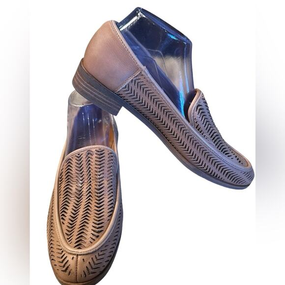 Lucky Brand Women’s Size 9.5 Perforated Leather Flats in a Natural Leather - Picture 3 of 6